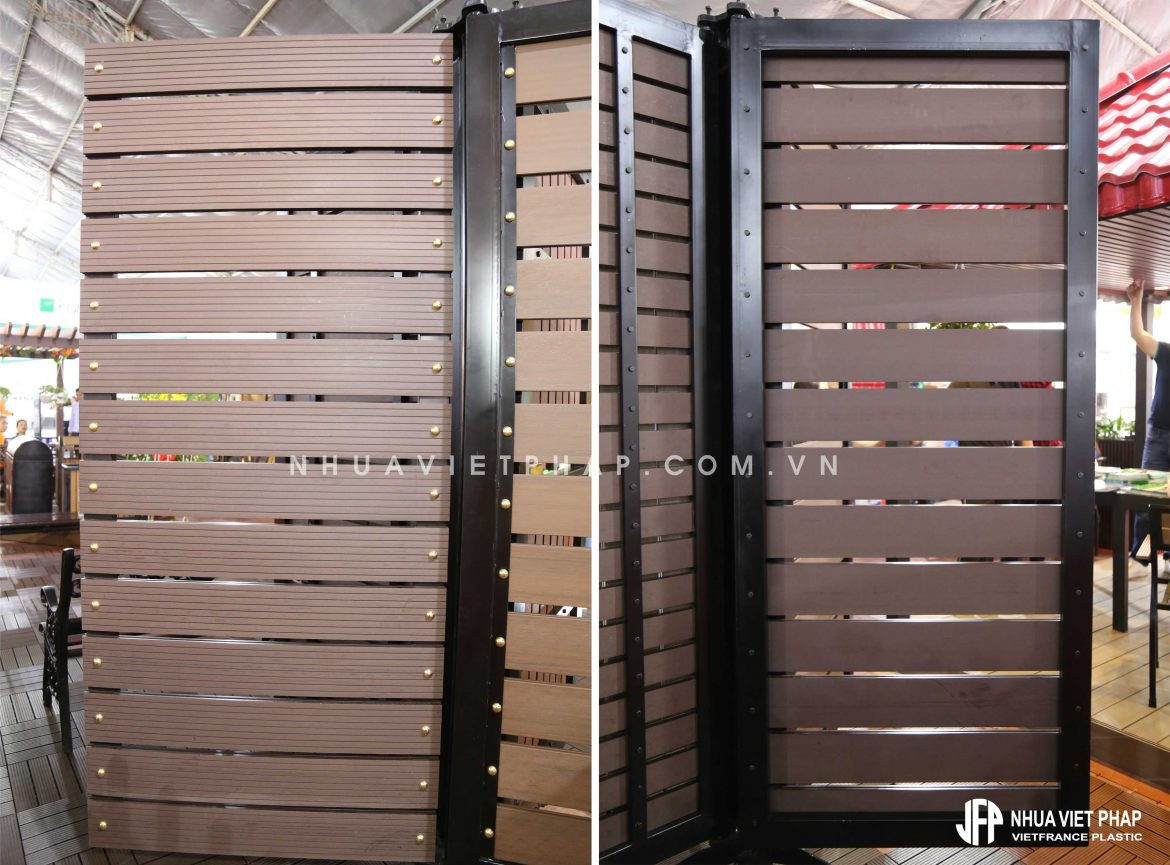 Cửa cổng nhựa ngoài trời NNM GROUP với thiết kế sàn gỗ đặc SGD01 ốp ngang