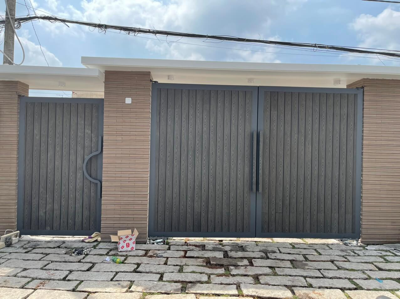 Cửa cổng sắt ốp nhựa giả gỗ kiên cố