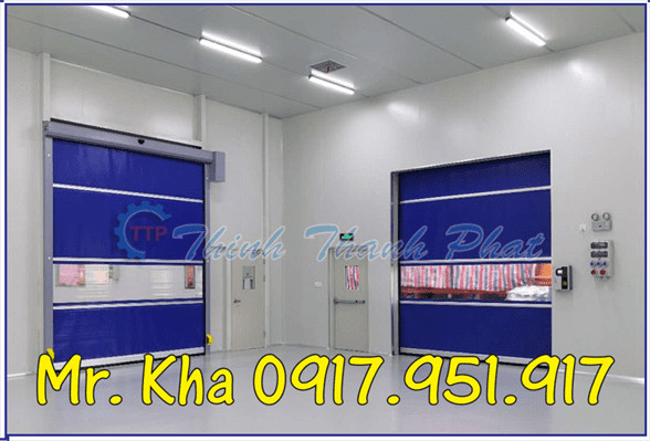 Cửa cuốn bằng nhựa PVC màu vàng hoạt động tại nhà xưởng công nghiệp