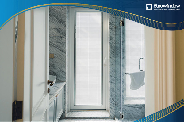 Cửa đi nhựa Eurowindow mở quay ngoài 1 cánh màu trắng, lắp đặt trong không gian hiện đại, thể hiện sự tinh tế và khả năng cách âm vượt trội, ảnh hưởng đến giá cửa nhựa eurowindow.