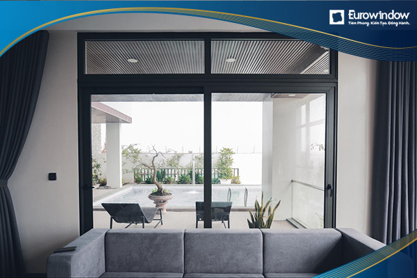 Cửa đi nhựa lõi thép Eurowindow mở trượt 2 cánh màu đen nhám, lắp đặt tại ban công phòng khách biệt thự với hướng nhìn đẹp. Tìm hiểu báo giá cửa nhựa Eurowindow cho mẫu này để có không gian sống hiện đại