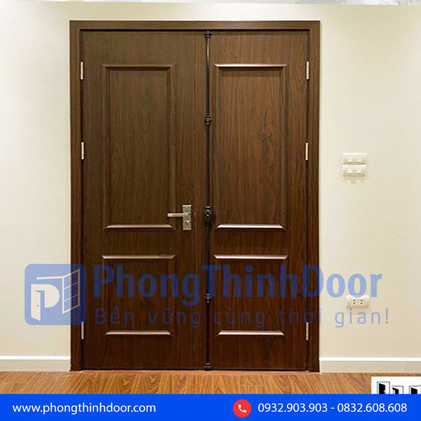 Cửa gỗ nhựa composite 2 cánh với họa tiết phào chỉ tinh tế, mang lại vẻ đẹp cổ điển và đẳng cấp.