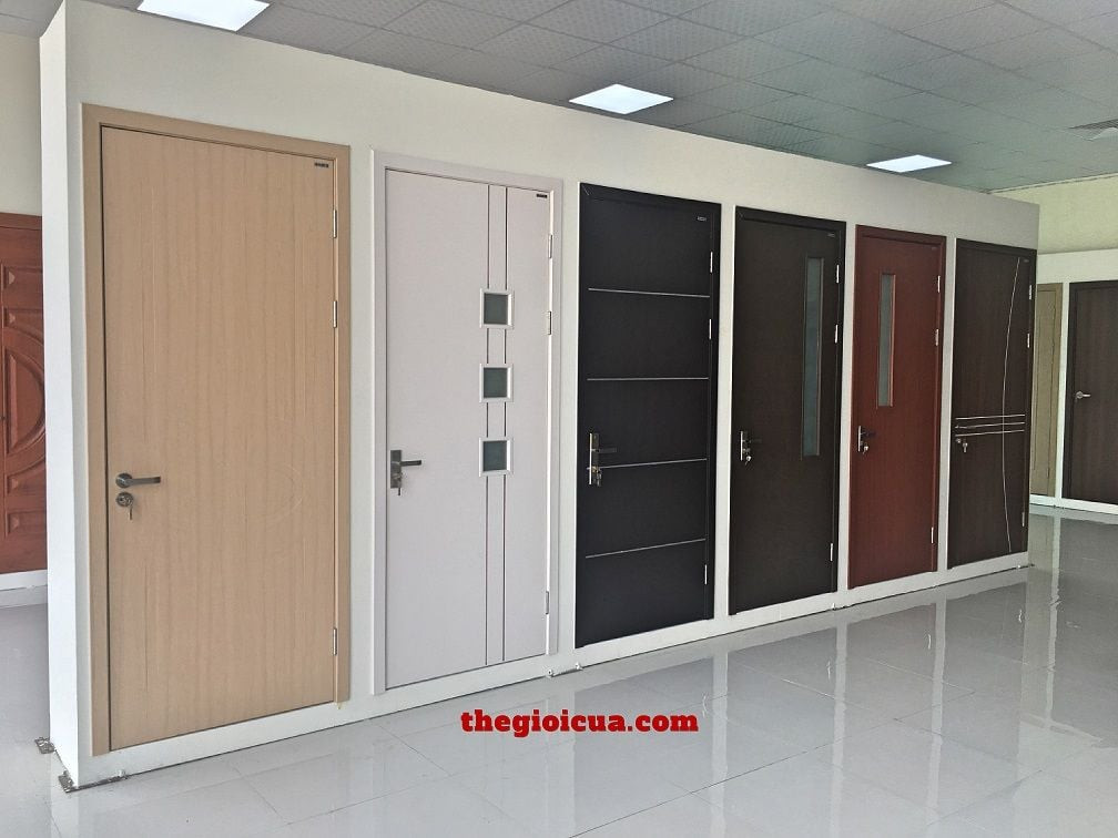 Cửa gỗ nhựa HUGE cao cấp với bề mặt giả vân gỗ, chống nước hiệu quả.