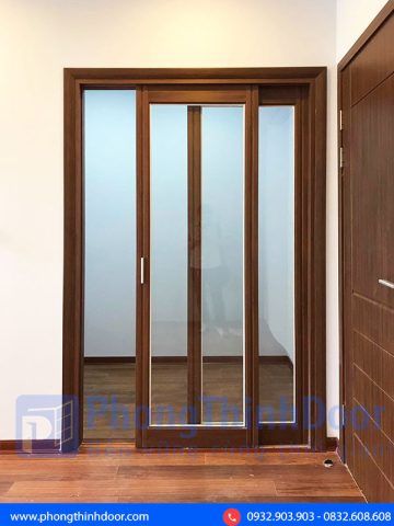 Cửa lùa hai cánh bằng nhựa màu gỗ tự nhiên, giúp tối ưu không gian sống hiện đại