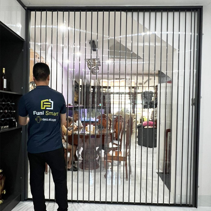 Cửa ngăn lạnh nhôm xếp chia phòng khách với phòng bếp của NNM GROUP