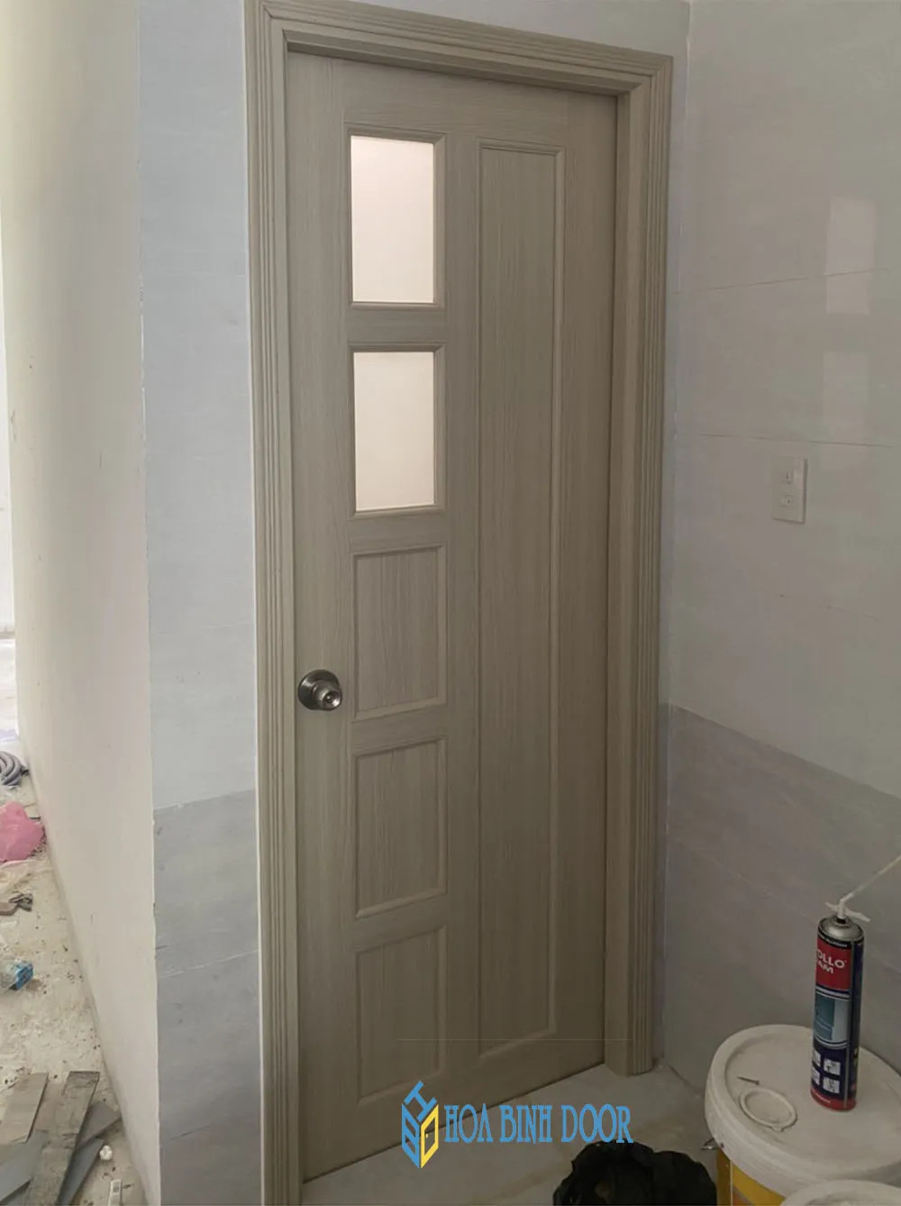 Cửa nhựa ABS màu kem, mang lại vẻ tươi sáng và rộng rãi cho căn hộ Đà Nẵng