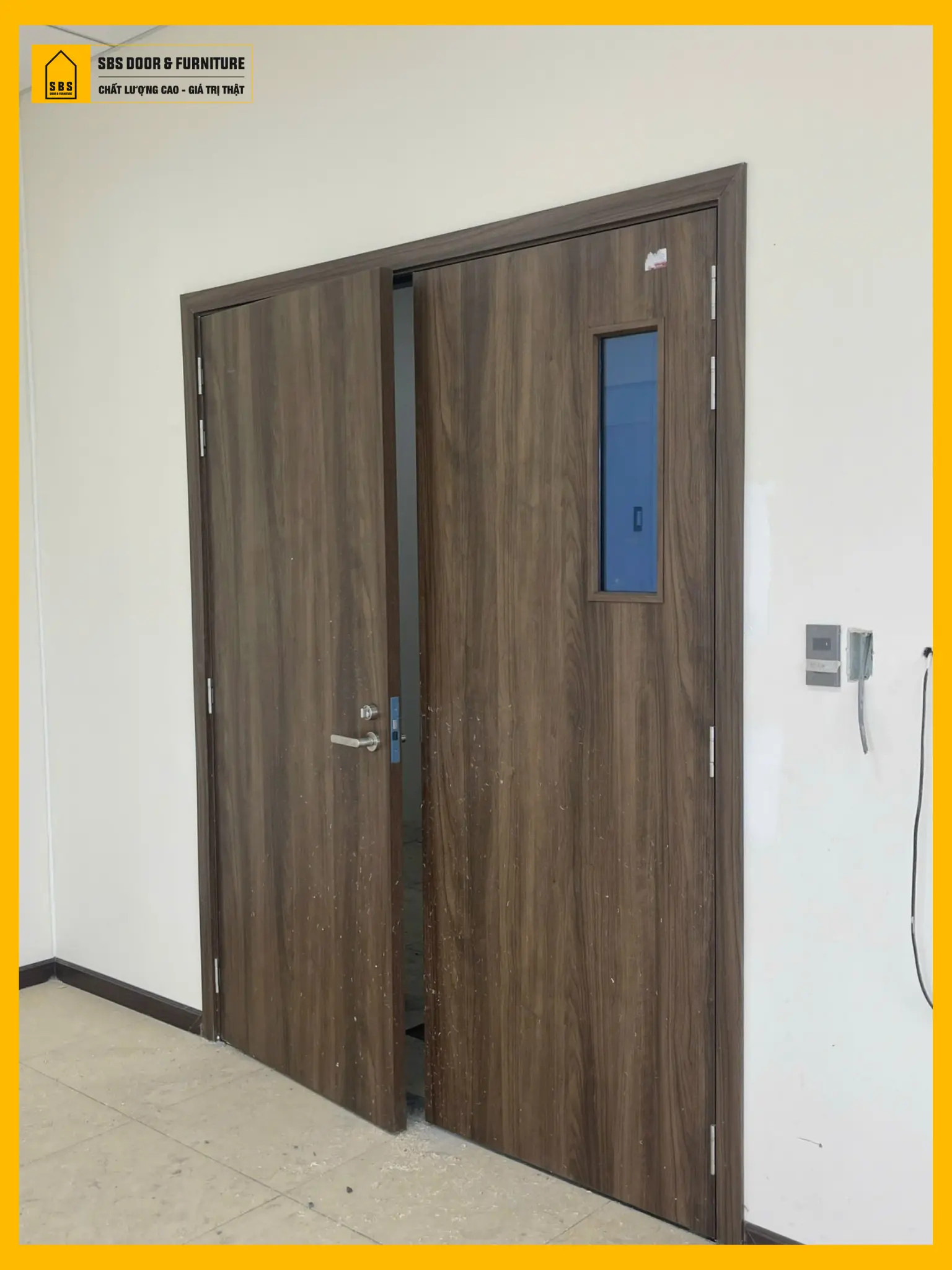 Cửa nhựa composite 2 cánh giả gỗ màu nâu