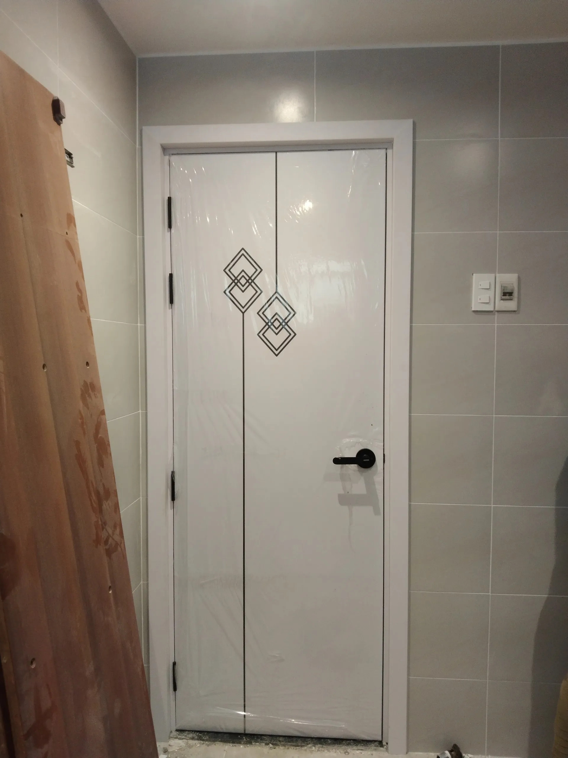 Cửa nhựa composite kết hợp ô kính cường lực tại Quảng Ngãi