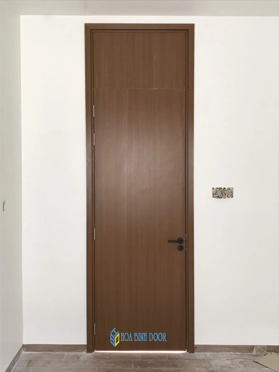 Cửa nhựa composite màu ghi tinh tế ứng dụng trong kiến trúc Quảng Ngãi