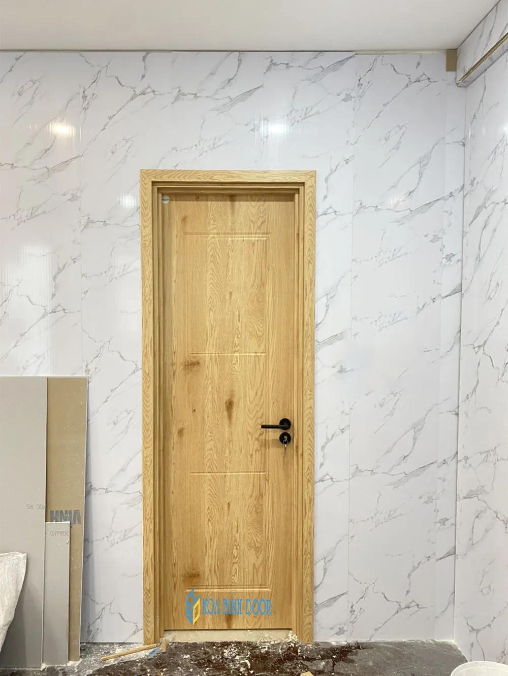 Cửa nhựa composite màu gỗ đậm tạo điểm nhấn cho nội thất Quảng Ngãi