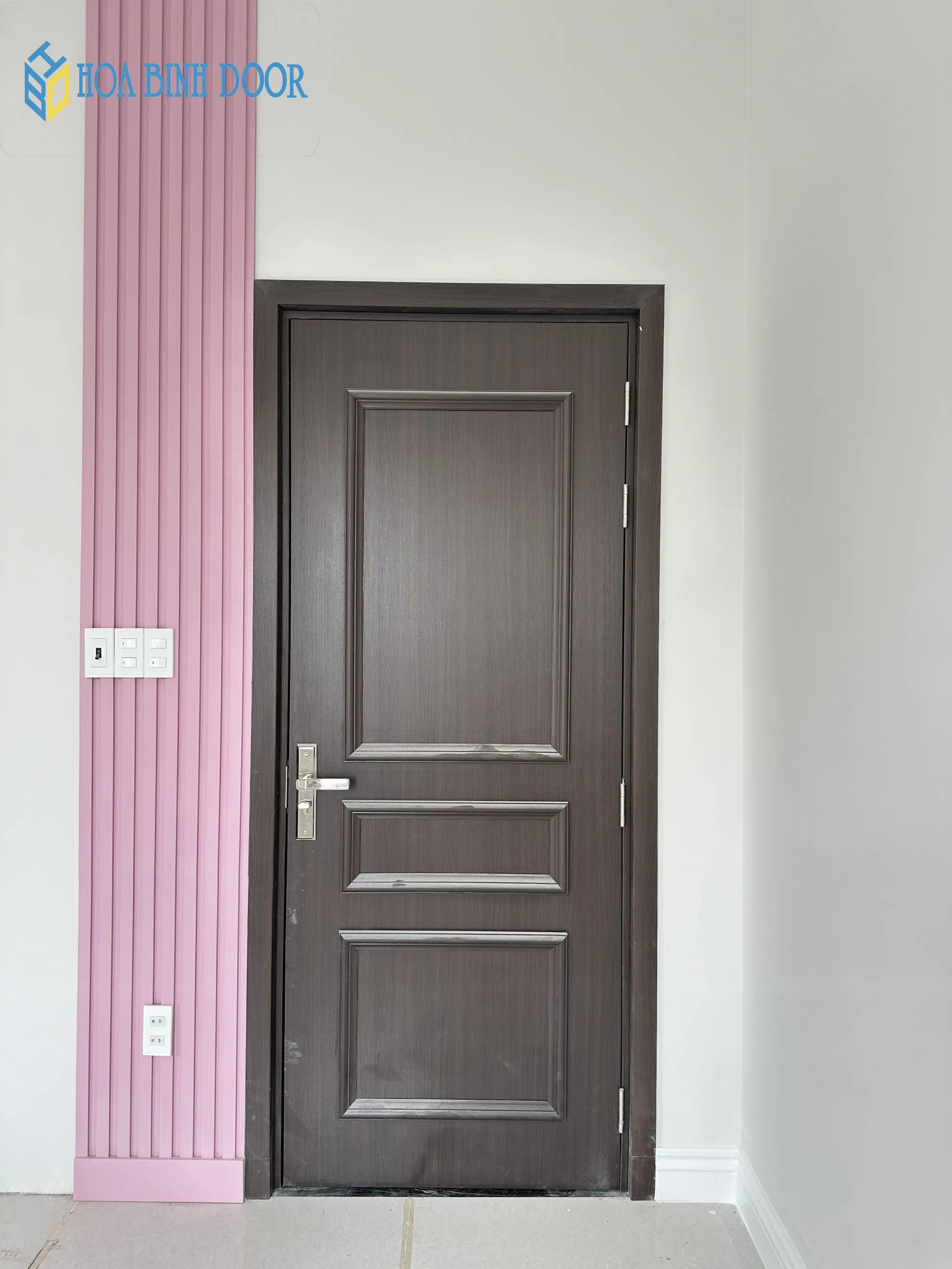 Cửa nhựa composite màu kem vân gỗ tự nhiên phù hợp không gian Quảng Ngãi