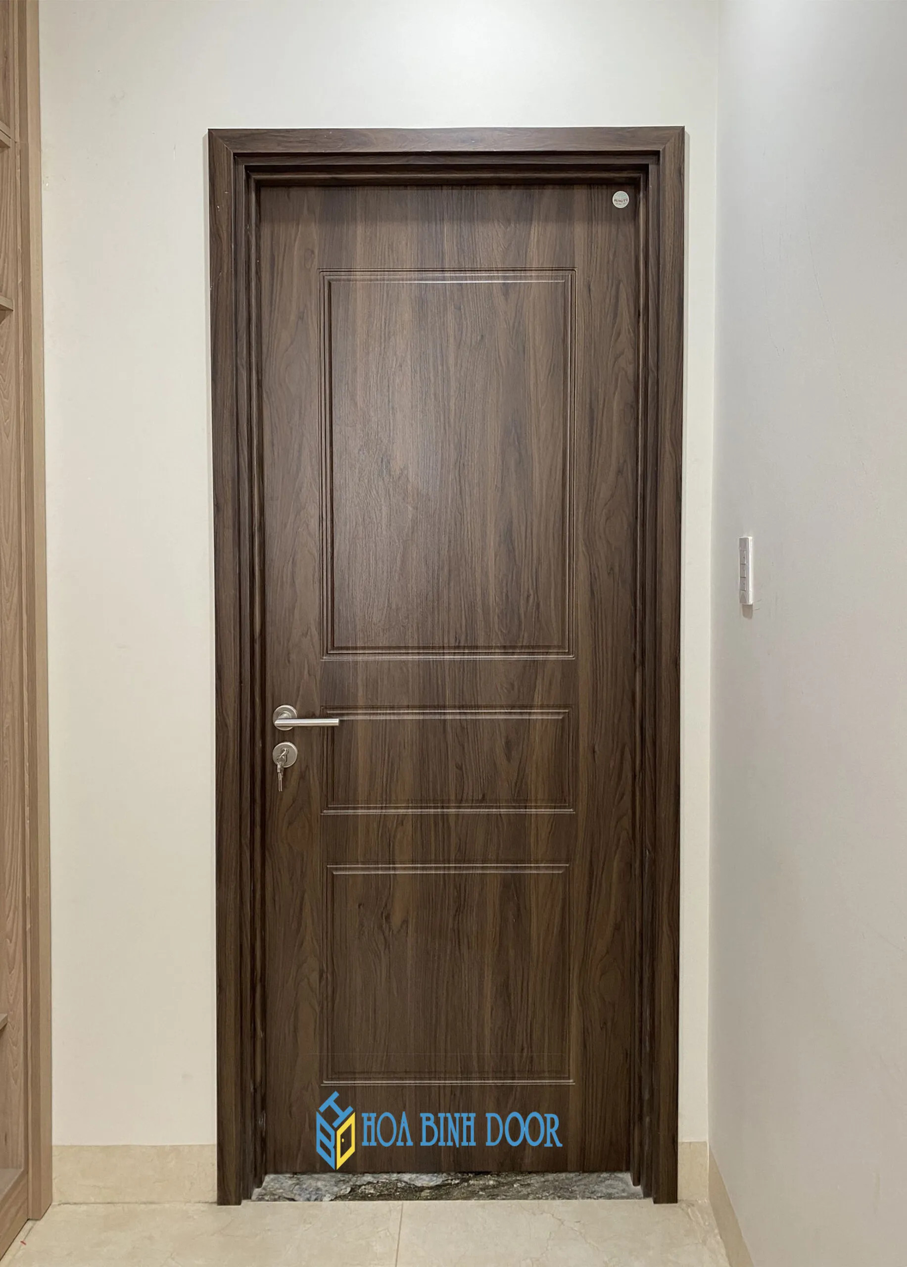 Cửa nhựa composite màu trắng sang trọng lắp đặt tại Quảng Ngãi