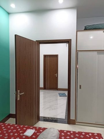 Cửa nhựa composite màu vân gỗ tối ưu cách âm cho phòng ngủ yên tĩnh