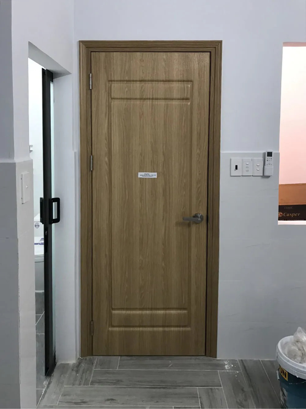 Cửa nhựa composite màu xám hiện đại, phù hợp với kiến trúc công nghiệp tại Đà Nẵng