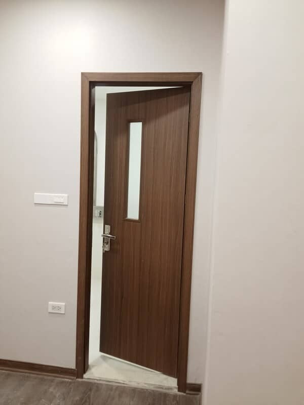 Cửa nhựa composite nhà vệ sinh màu trắng, đảm bảo không gian riêng tư và hạn chế tiếng ồn