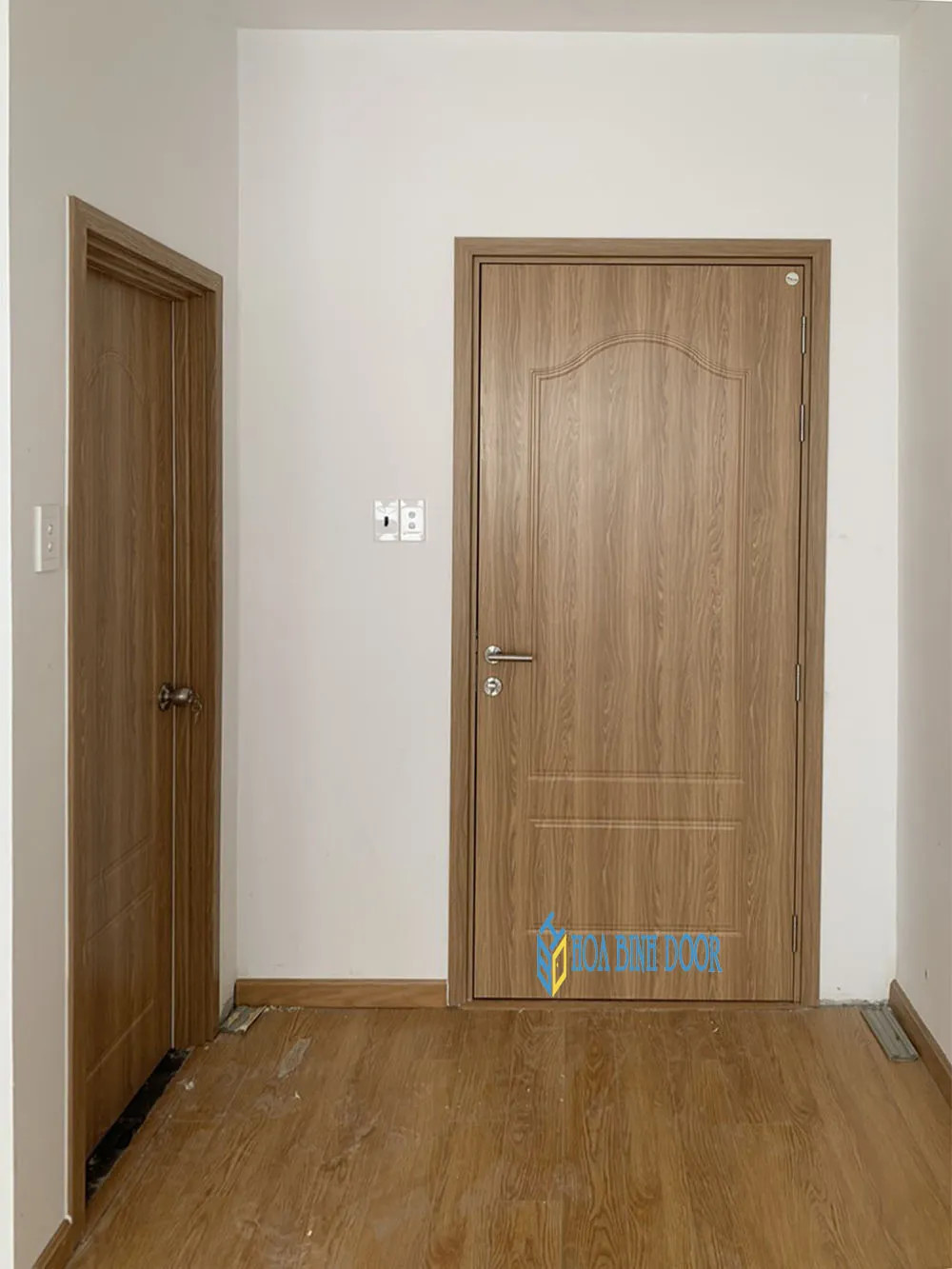 Cửa nhựa đôi lớn với vân gỗ đồng nhất, phù hợp cho sảnh chính tại Đà Nẵng