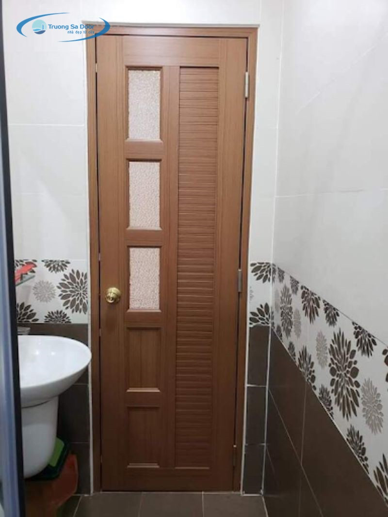Cửa nhựa ghép thanh màu nâu ấn tượng