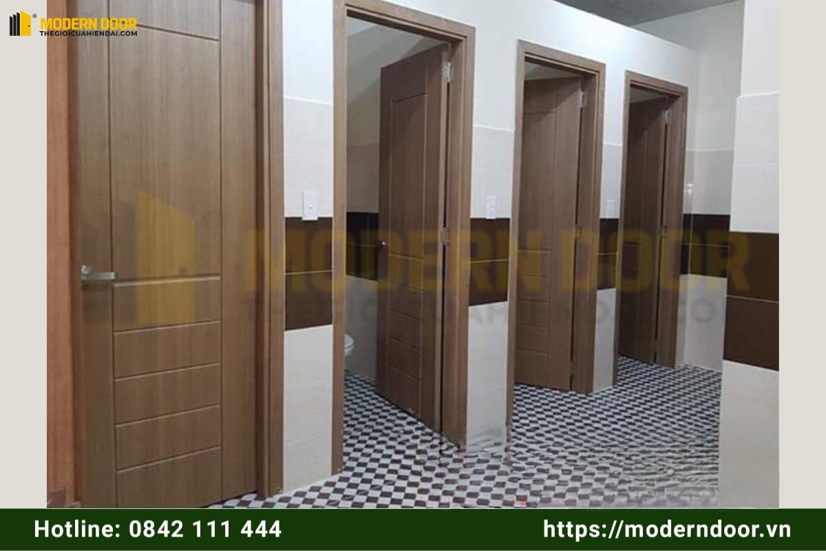 Cửa nhựa giả gỗ ABS Hàn Quốc bền bỉ cho nhà vệ sinh công cộng
