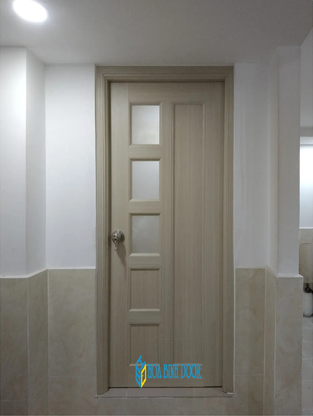 Cửa nhựa giả gỗ với tay nắm kim loại sang trọng, lắp đặt tại một biệt thự ở Đà Nẵng