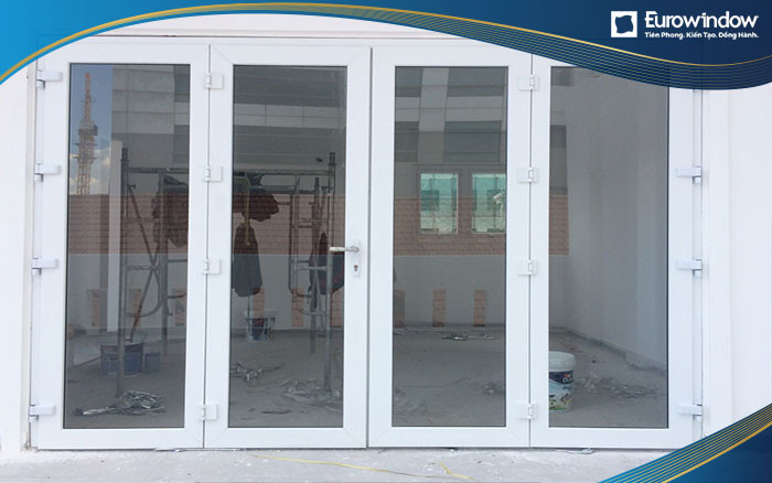 Cửa nhựa lõi thép lắp đặt tại mặt tiền nhà lô phố góp phần nâng cao tính thẩm mỹ cho ngôi nhà