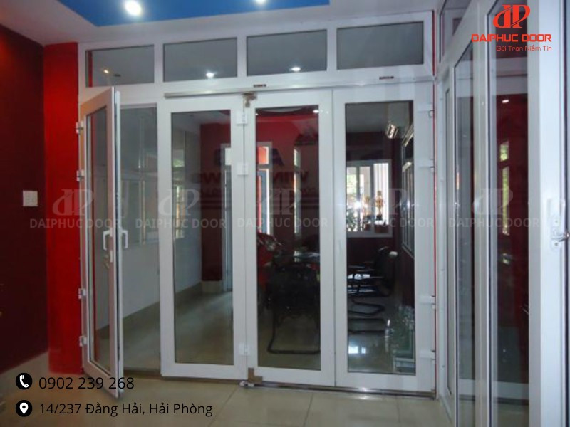 Cửa nhựa lõi thép uPVC màu trắng cho không gian văn phòng, mang lại sự chuyên nghiệp và cách âm hiệu quả