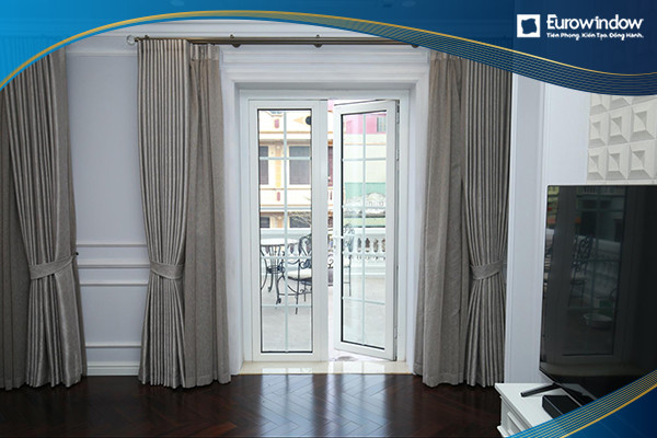 Cửa nhựa lõi thép window mở quay trong 2 cánh màu trắng đơn giản