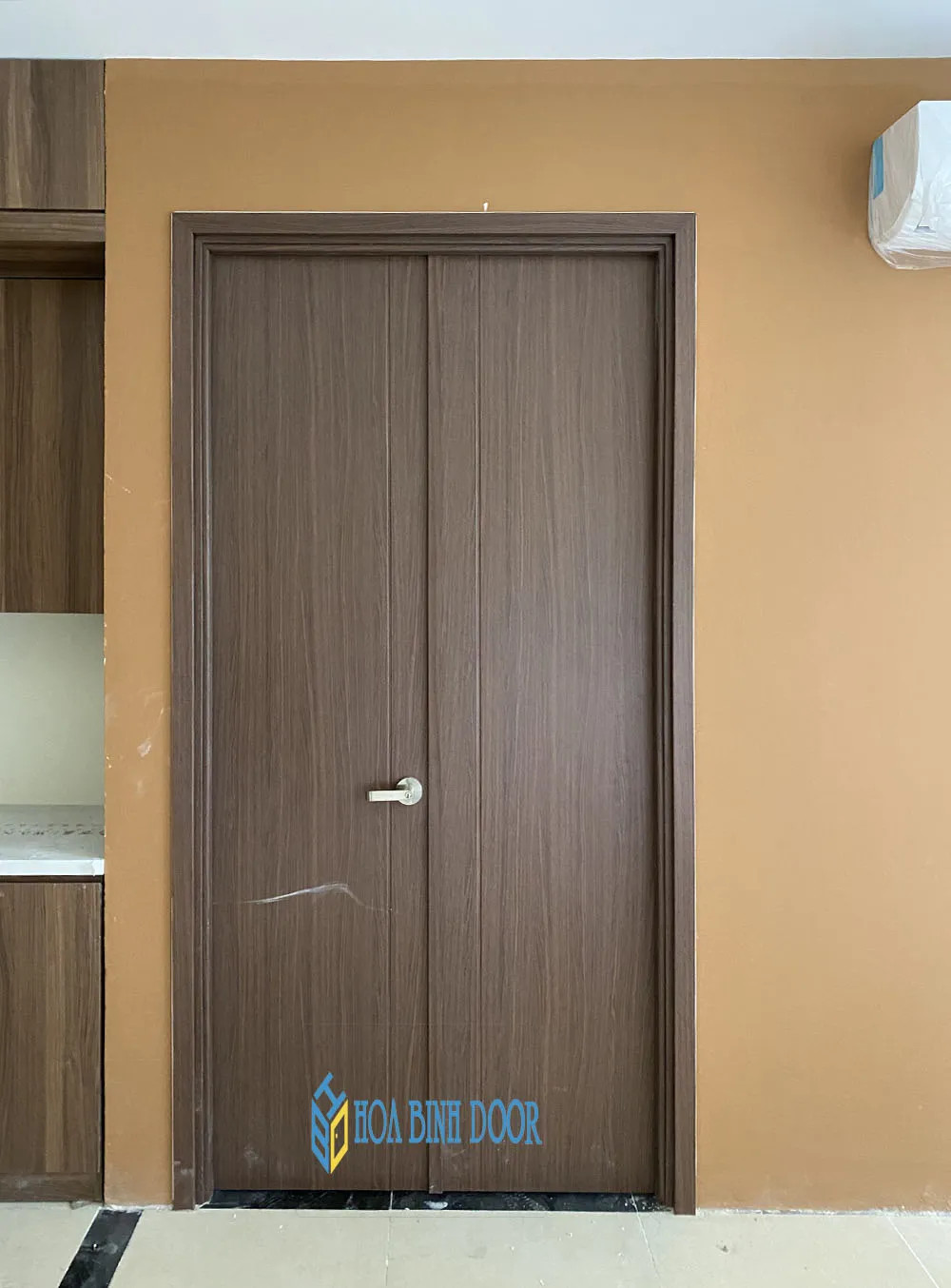 Cửa nhựa phòng ngủ màu gỗ tự nhiên, hài hòa với nội thất Đà Nẵng