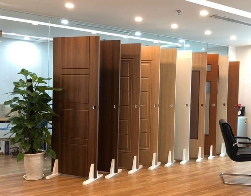 Cửa nhựa phòng ngủ màu trắng với thiết kế kín đáo