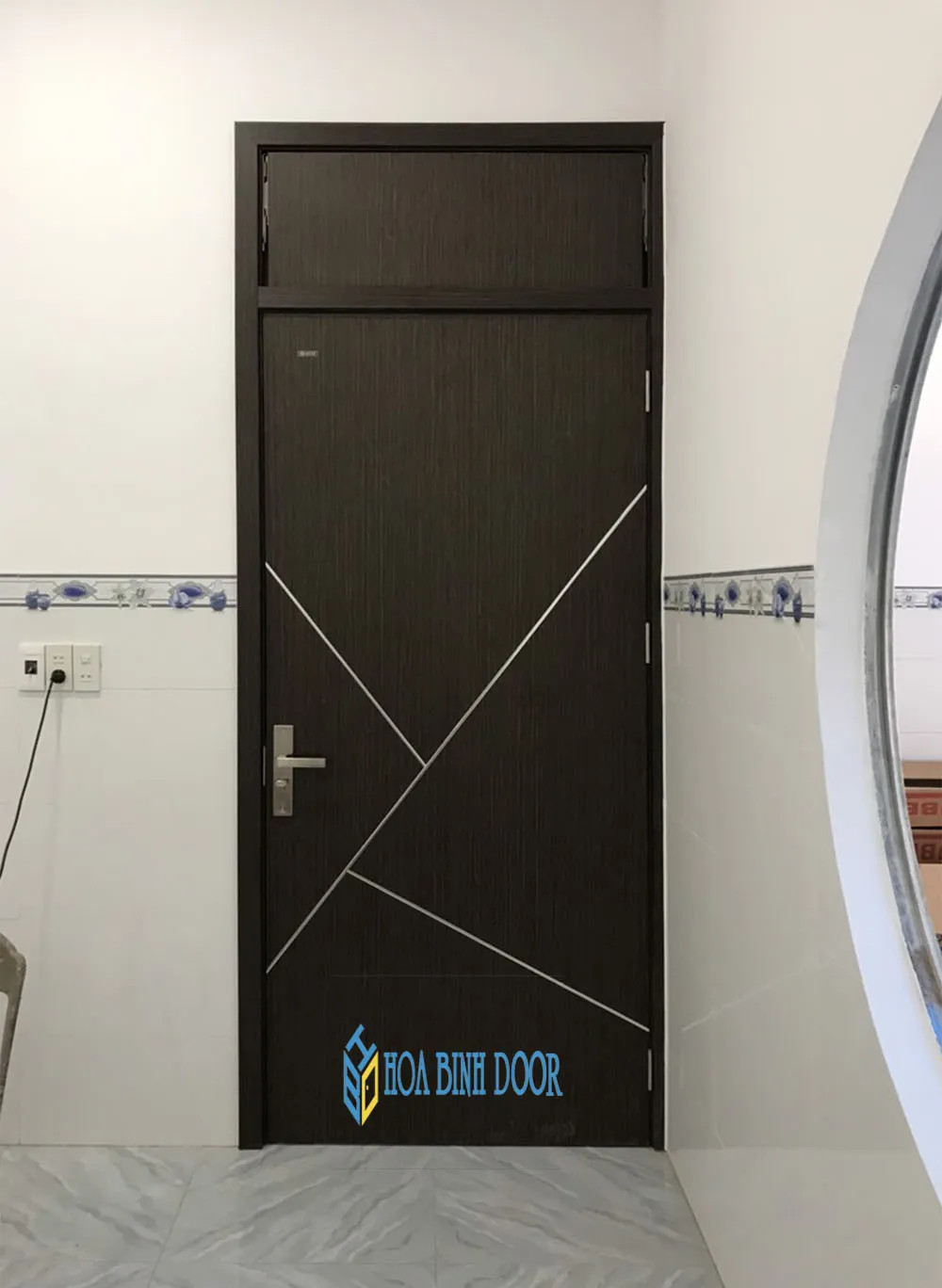 Cửa nhựa với đường nét vân gỗ tự nhiên, mang lại cảm giác ấm cúng cho ngôi nhà Đà Nẵng
