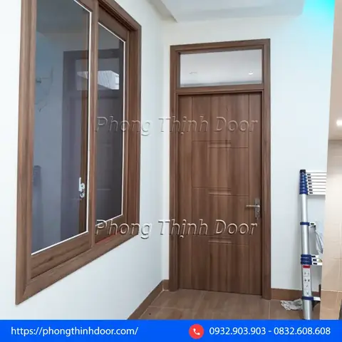 1. Cửa phòng ngủ có ô thoáng bằng tấm kính