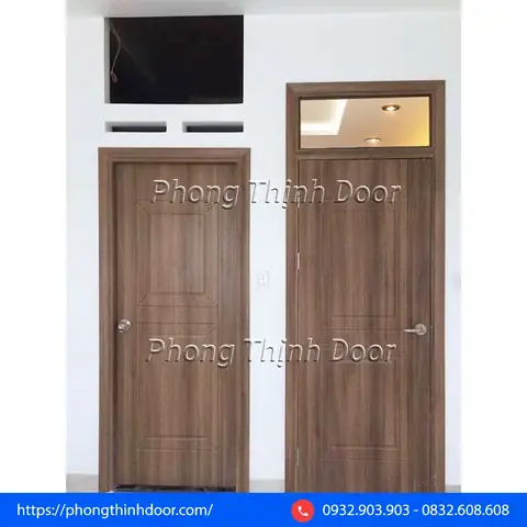 5. Cửa có ô thoáng rỗng dùng để lấy gió (khung cửa rỗng phía trên).