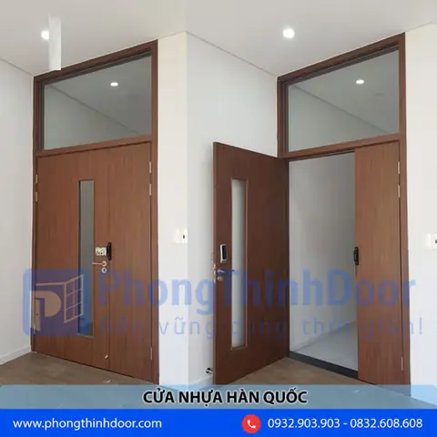 7. Cửa đôi có ô thoáng lớn