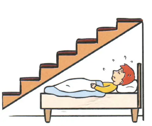 cửa phòng ngủ dưới cầu thang