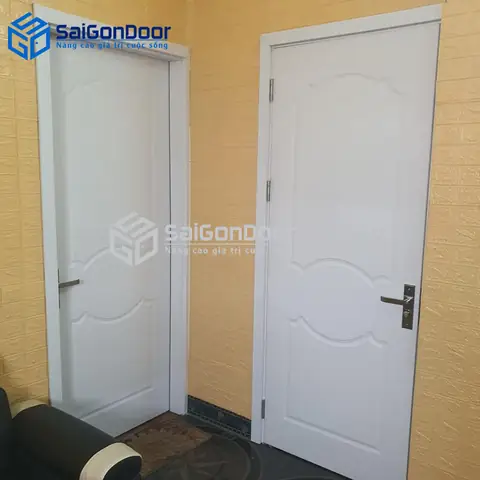 Mẫu cửa gỗ phòng ngủ màu trắng cánh trơn