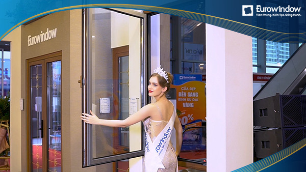 Cửa sổ nhựa Eurowindow mở quay ngoài 1 cánh màu đen nhám, mang đến vẻ đẹp hiện đại và tối ưu không gian cho ban công biệt thự, tìm hiểu giá cửa nhựa eurowindow.