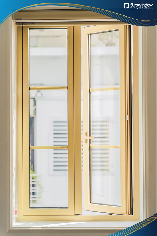 Cửa sổ nhựa Eurowindow mở quay ngoài 2 cánh màu vàng kem, lựa chọn lý tưởng cho phòng đọc sách trong biệt thự tân cổ điển, tìm hiểu giá cửa nhựa eurowindow cho phong cách này.