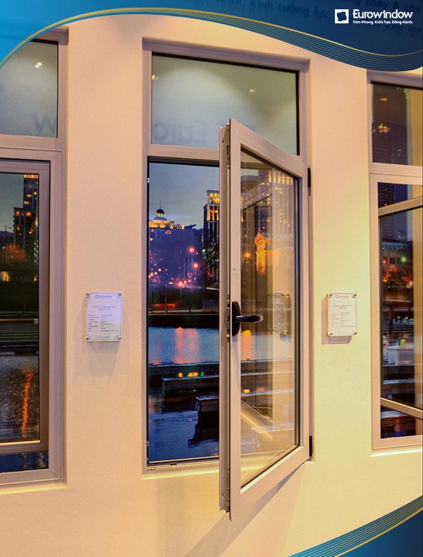 Cửa sổ nhựa Eurowindow mở quay trong 1 cánh màu ghi, thi công tại công trình cao ốc và căn hộ cao cấp. Mức giá cửa uPVC Eurowindow sẽ thấp hơn nếu kiểu dáng đơn giản và ít cánh như mẫu này