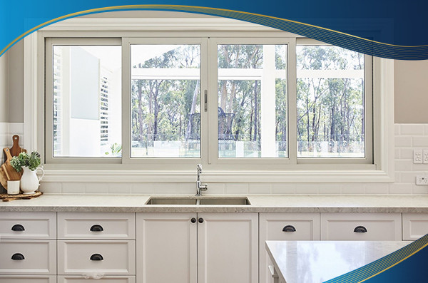 Cửa sổ nhựa Eurowindow mở trượt 4 cánh màu trắng, mang lại sự thông thoáng và ánh sáng tự nhiên cho không gian bếp hiện đại trong biệt thự, chi tiết giá cửa nhựa eurowindow.