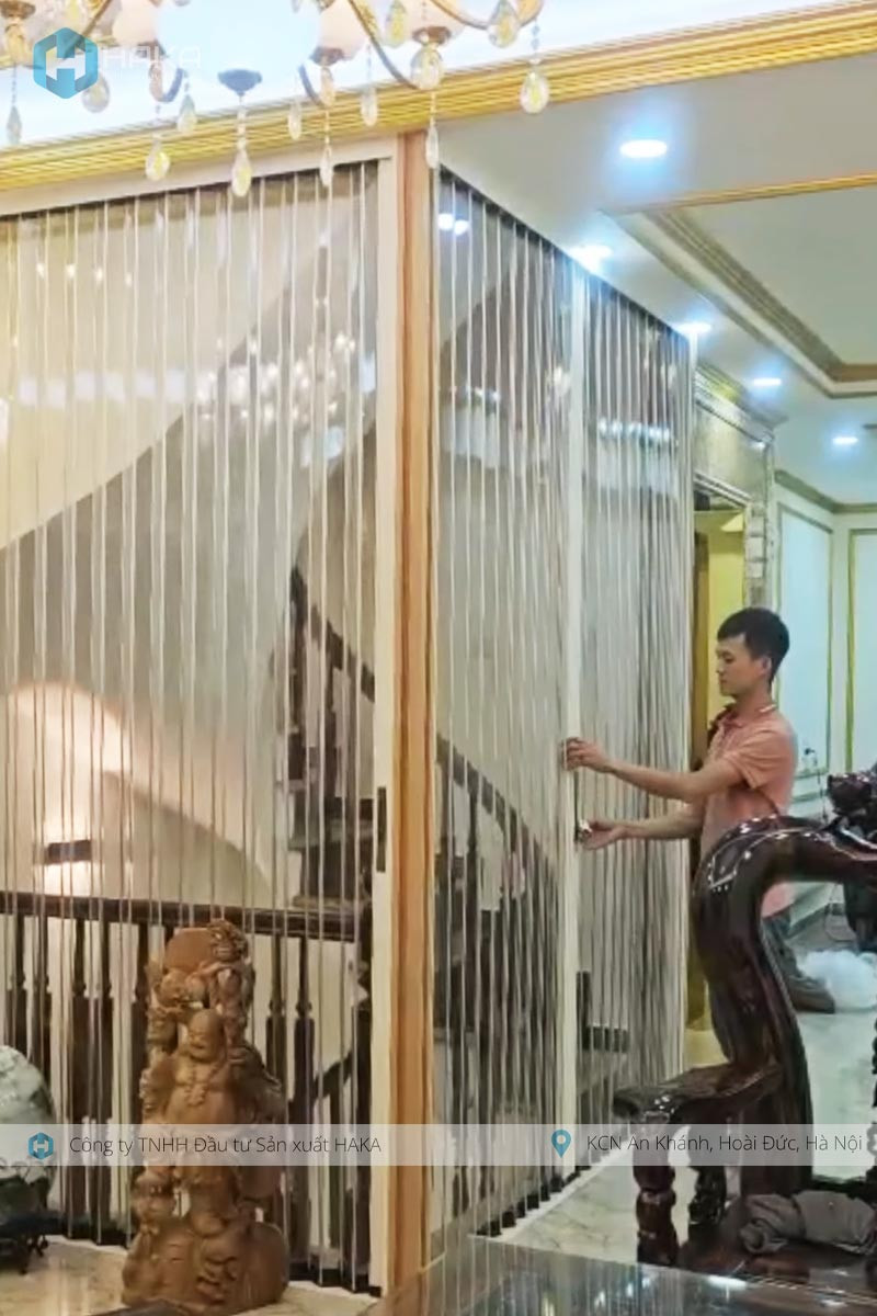 Cửa xếp lá nhựa ngăn lạnh tại cầu thang giúp tối ưu không gian