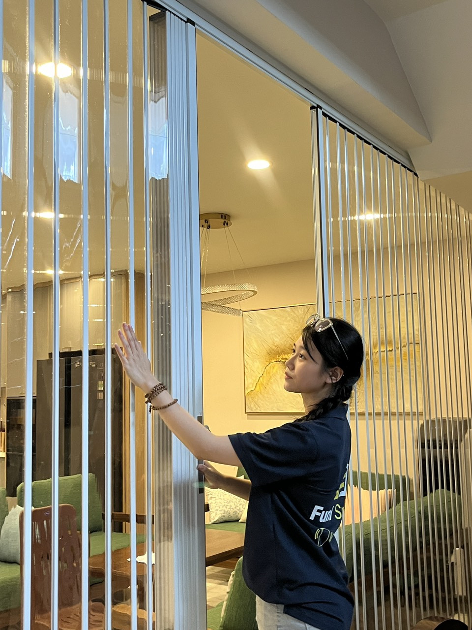 Cửa xếp nhôm lá nhựa trong suốt 2 cánh phòng khách đẹp tại NNM GROUP