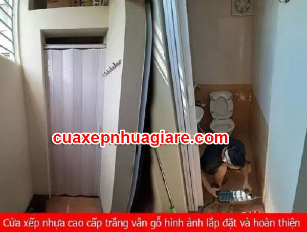 Cửa xếp nhựa cao cấp màu trắng vân gỗ lắp đặt cho nhà vệ sinh hiện đại tại Đà Nẵng