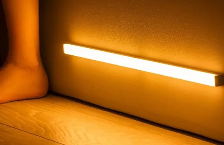 Đèn LED cảm biến cầu thang sạc USB