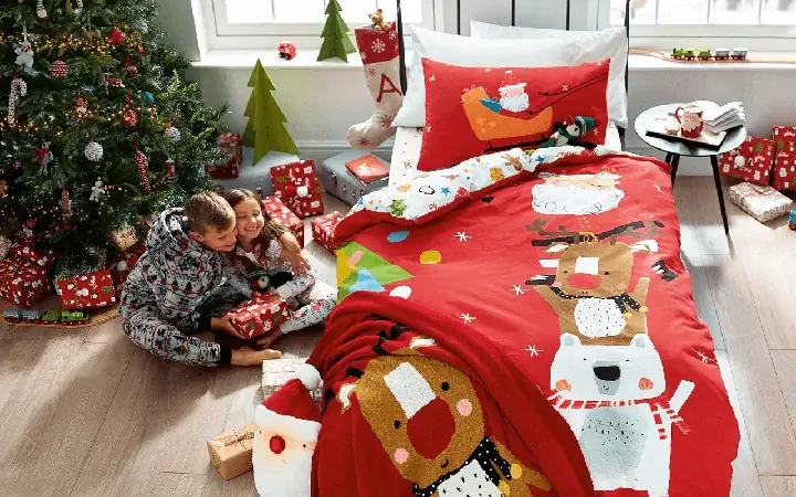 Decal Dán Tường Phòng Ngủ Noel: Hướng Dẫn Trang Trí Đẹp Mắt