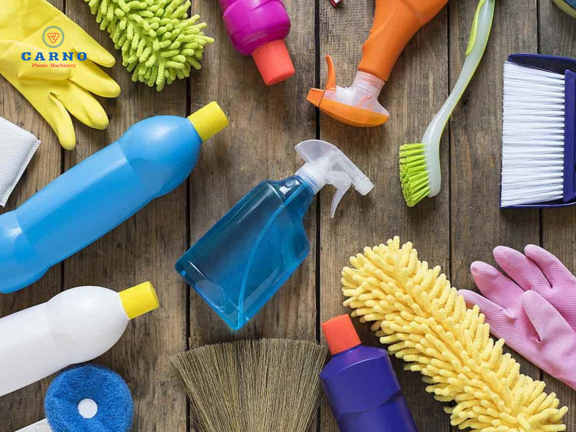 Đồ dùng nhựa gia đình nhiều màu sắc, thể hiện sự phong phú trong thiết kế và ứng dụng của nhựa