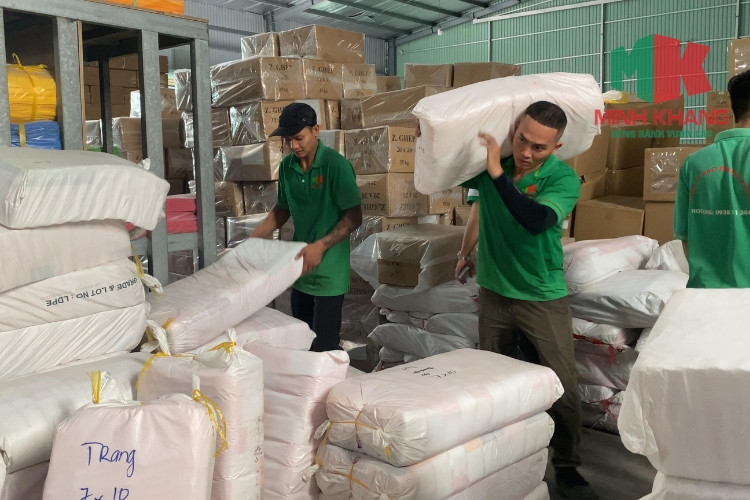 Đội ngũ chuyên nghiệp chuẩn bị hàng hóa tại kho cửa hàng bao bì nhựa