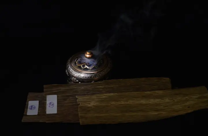 Đốt trầm trong phòng ngủ: Hướng dẫn chi tiết, lợi ích & lưu ý