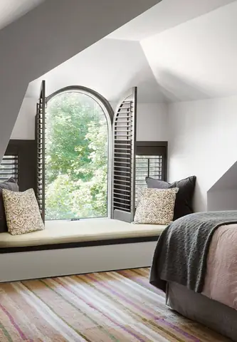 Thiết kế cửa sổ độc đáo khiến chỗ ngồi bên cửa sổ phòng ngủ trở nên đặc biệt hơn. Thiết kế cửa sổ độc đáo khiến chỗ ngồi bên cửa sổ phòng ngủ trở nên đặc biệt hơn.