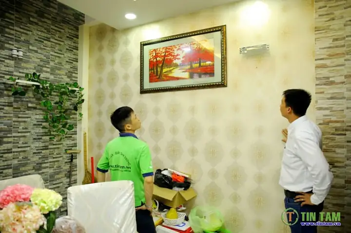 Thi cônggiấy dán tường đẹp cho phòng ngủvợ chồng tại căn hộ tphcm