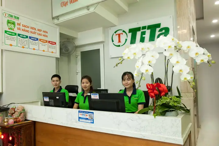 Thi cônggiấy dán tường đẹp cho phòng ngủvợ chồng tại căn hộ tphcm