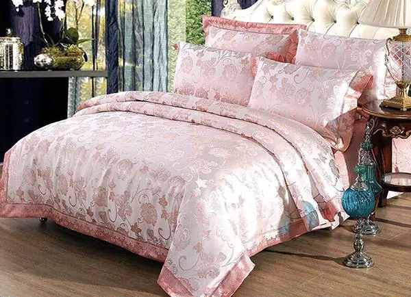 Chọn chăn ga gối màu hồng làm điểm nhấn